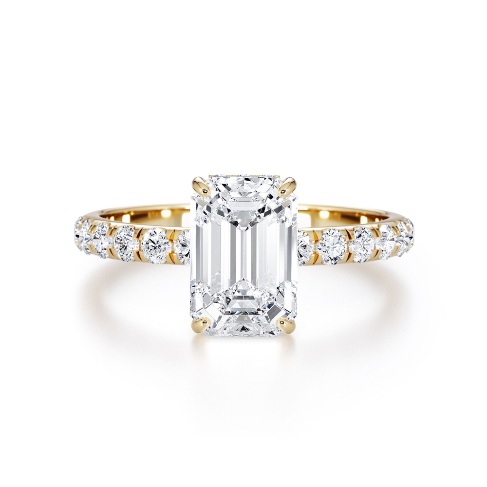 טבעת אירוסין אמרלד עם שיבוצים בצדדים